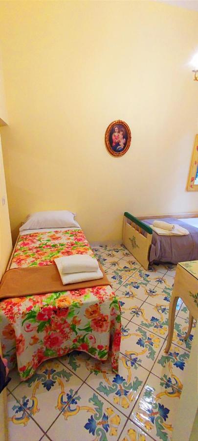 Una Stanza Al Museo Наполи Екстериор снимка